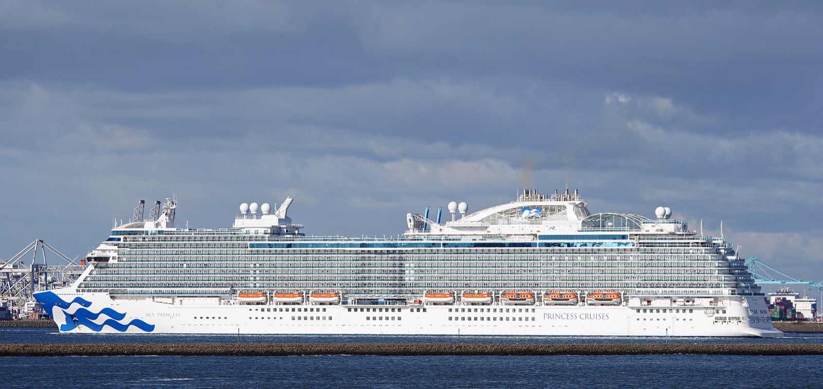 Sky Princess, exterior